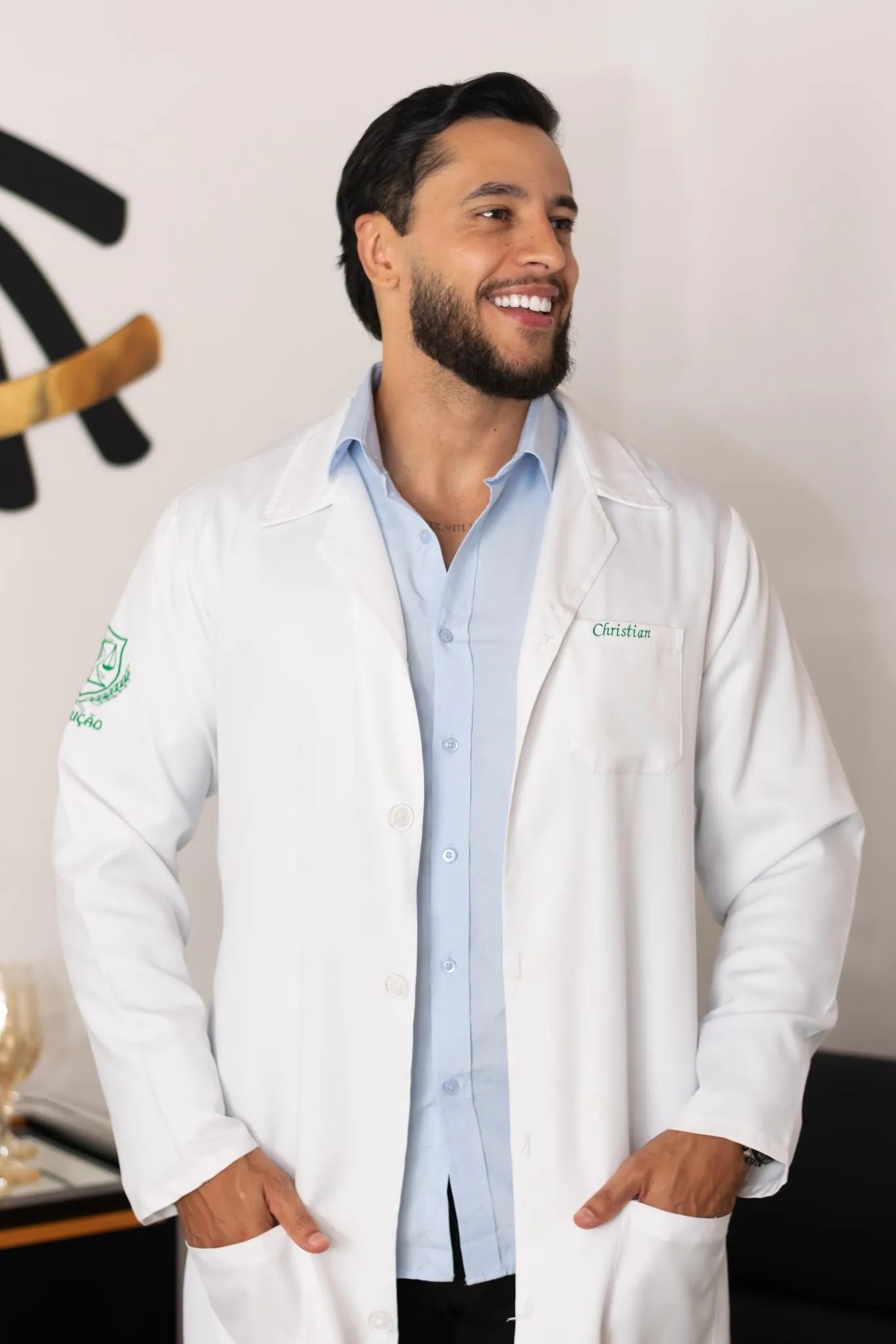 Christian Augusto, nutricionista, de jaleco no consultório