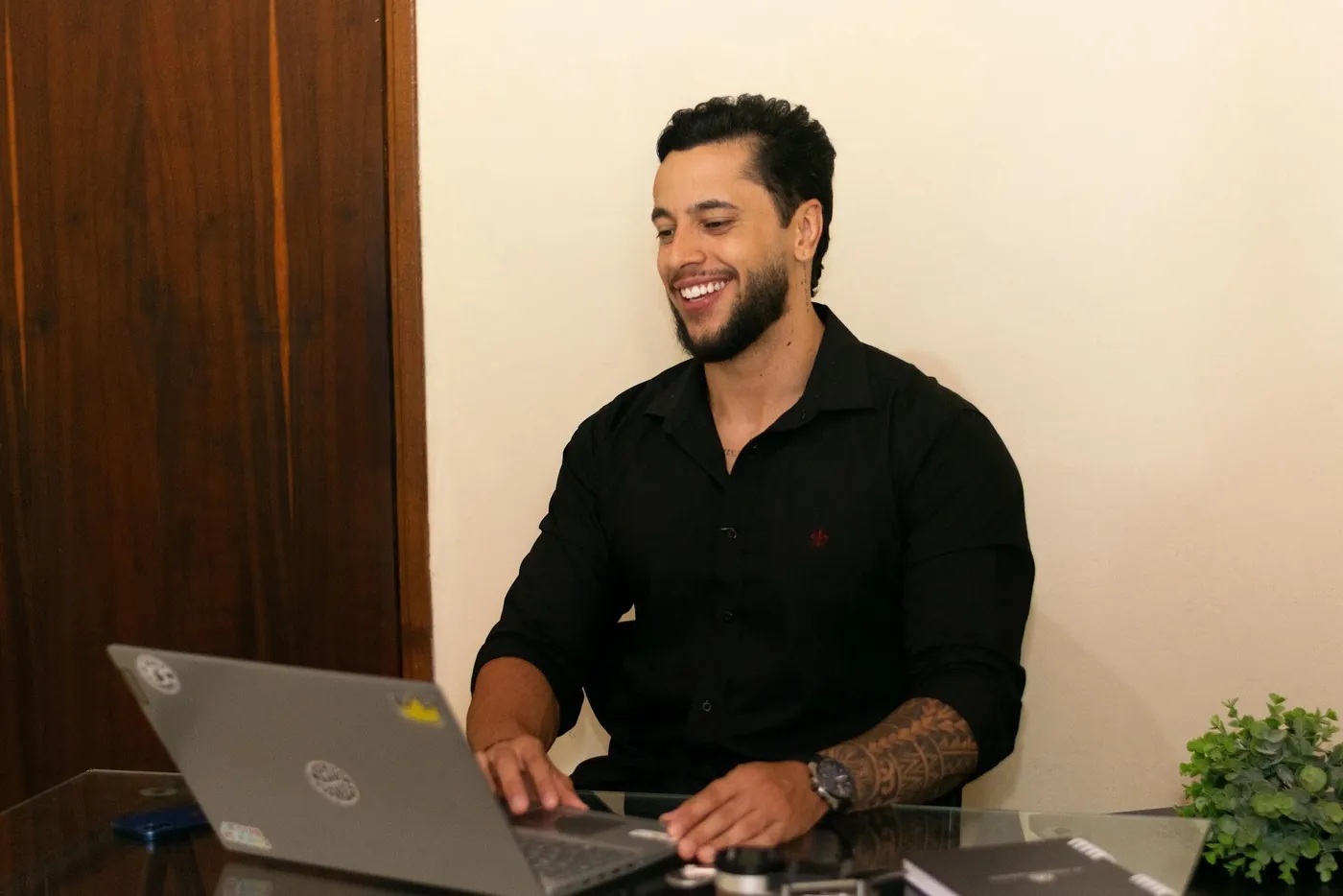 Christian Augusto atendendo no consultório