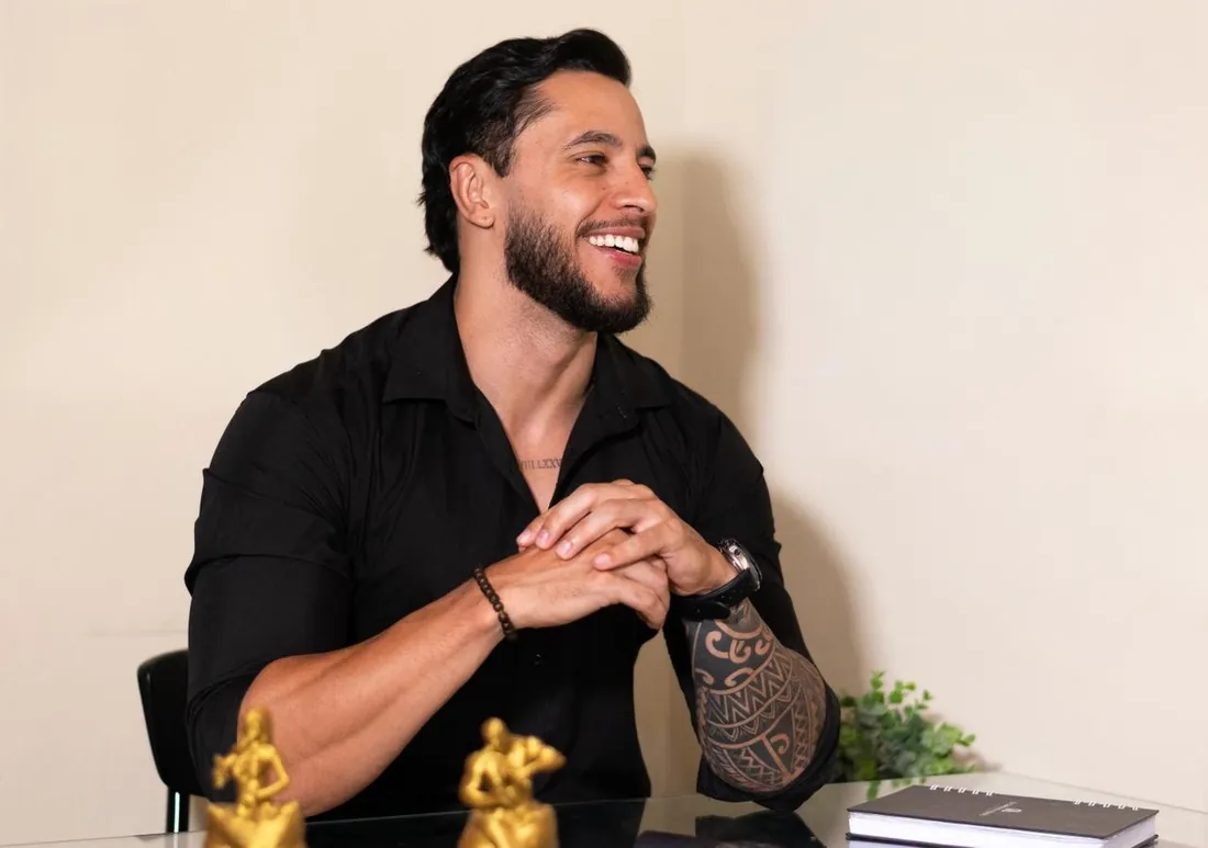 Christian Augusto sorrindo no consultório